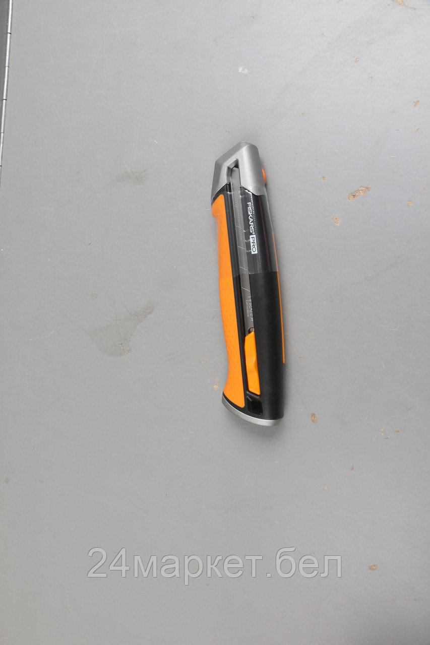 Нож с выдвижным, сменным лезвием 25мм CarbonMax FISKARS уцененный (0399413424)