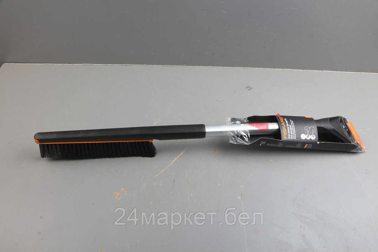 Щетка для снега 85-113см телескоп. со скребком X-series FISKARS уцененный (0594061600)