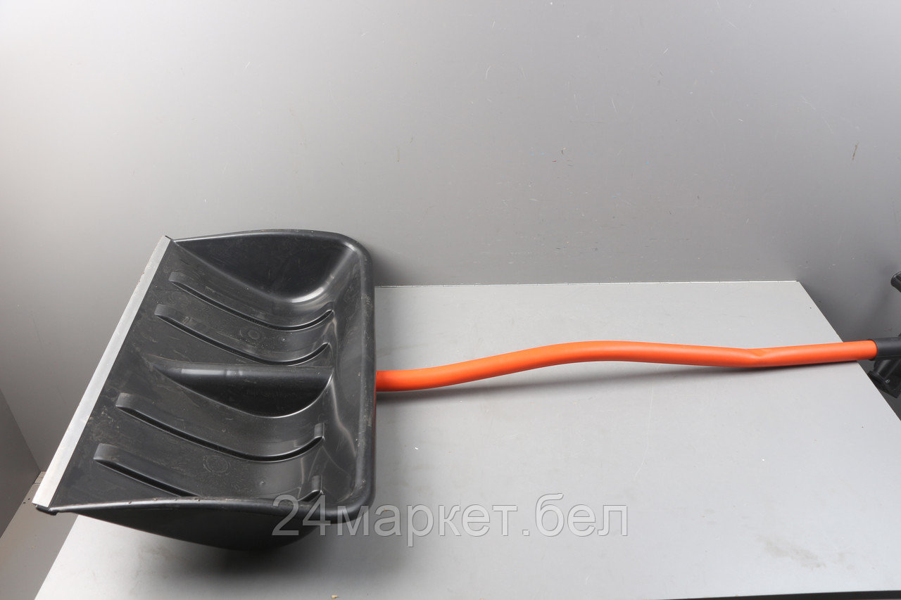 Лопата-скрепер снеговая пластм. 680х380мм со стальн.черенком STARTUL PROFI (ST9057-3) уцененный (0