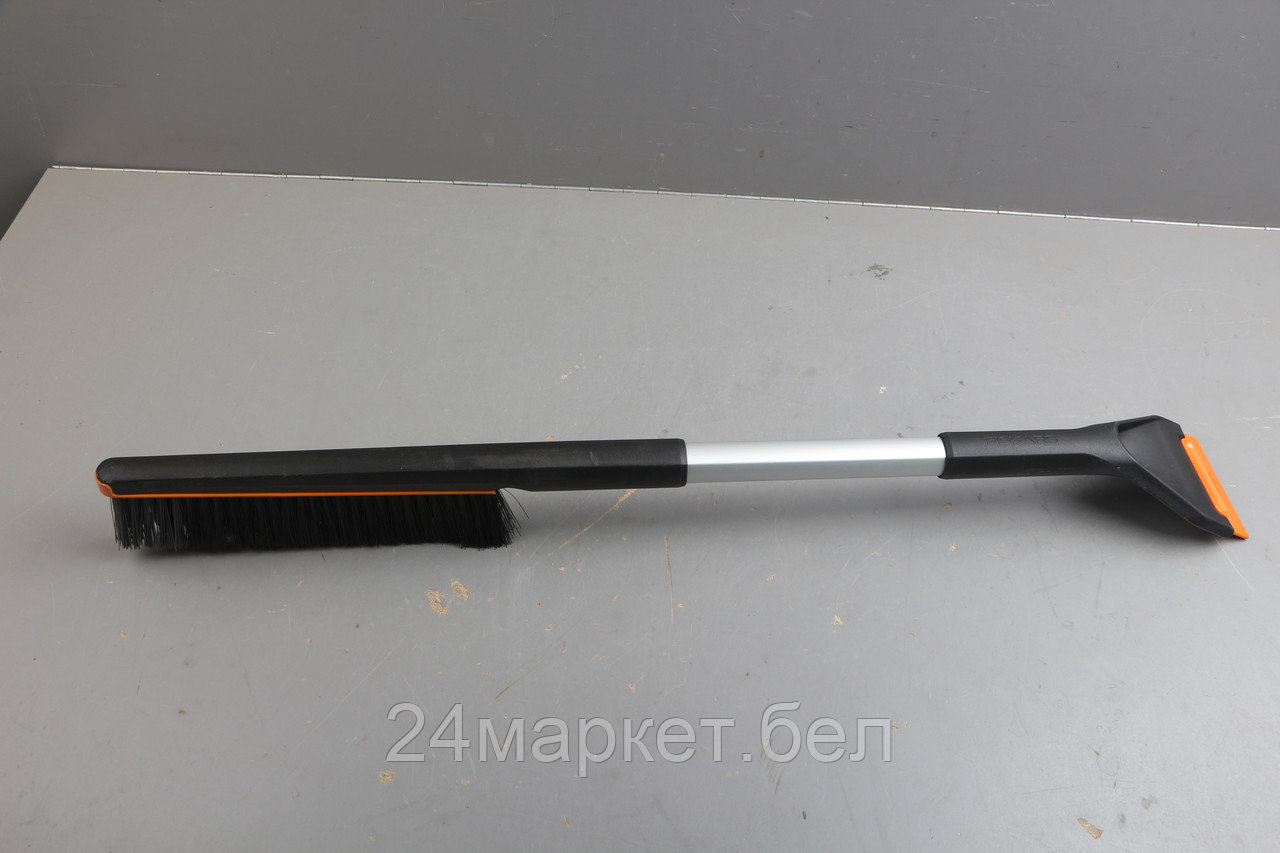 Щетка для снега 76см со скребком Plus FISKARS уцененный (0324703700)