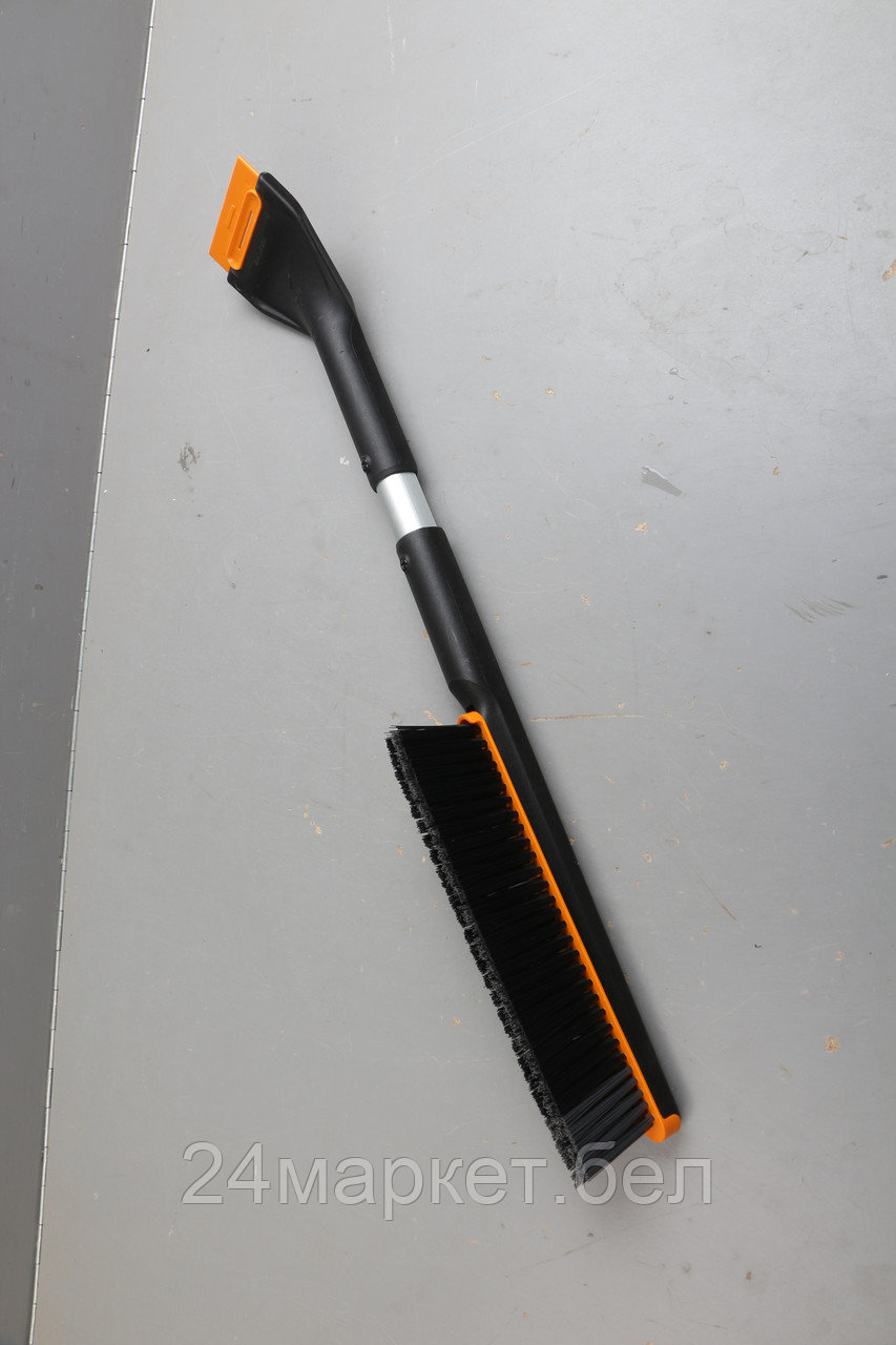 Щетка для снега 63см со скребком Plus FISKARS уцененный (0245706252)